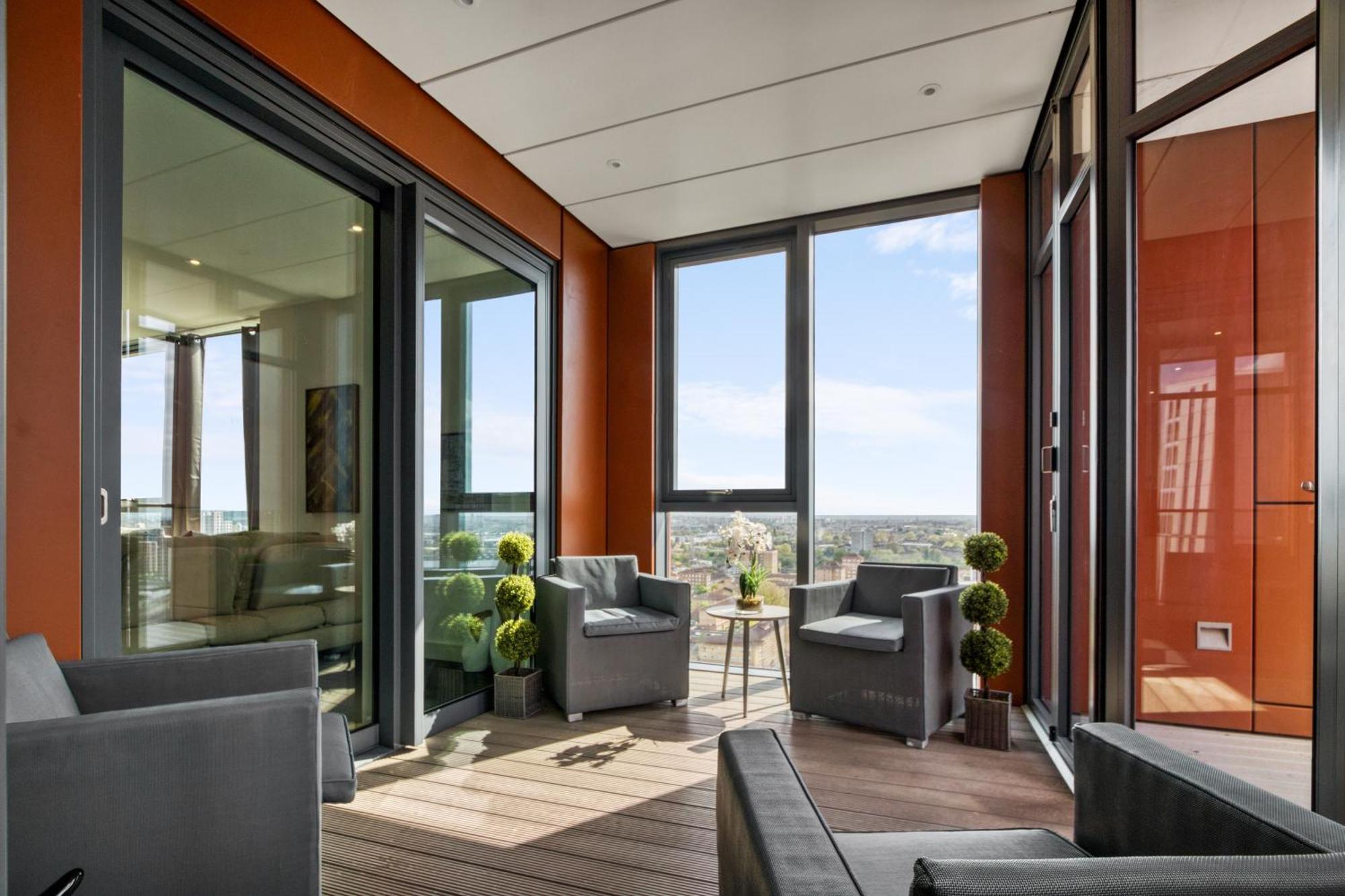 Stunning 360º View Luxurious Penthouse Apartment London Exterior photo
