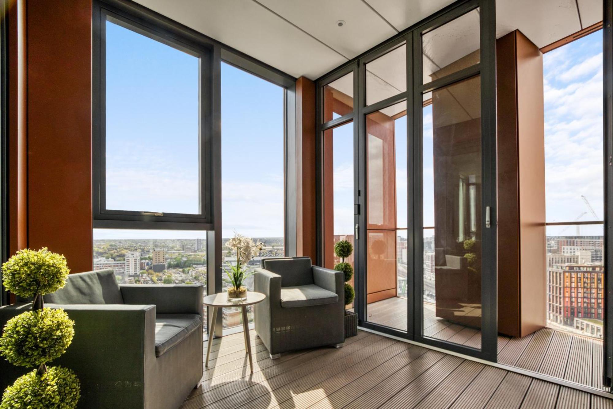 Stunning 360º View Luxurious Penthouse Apartment London Exterior photo